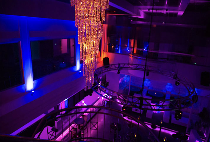Espace principal du Club L — lustre de cristal et deux niveaux