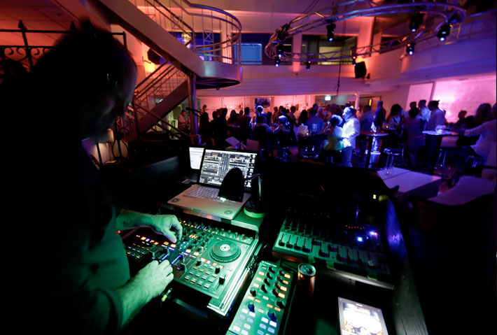 Cabine DJ et piste de danse du Club L Montréal